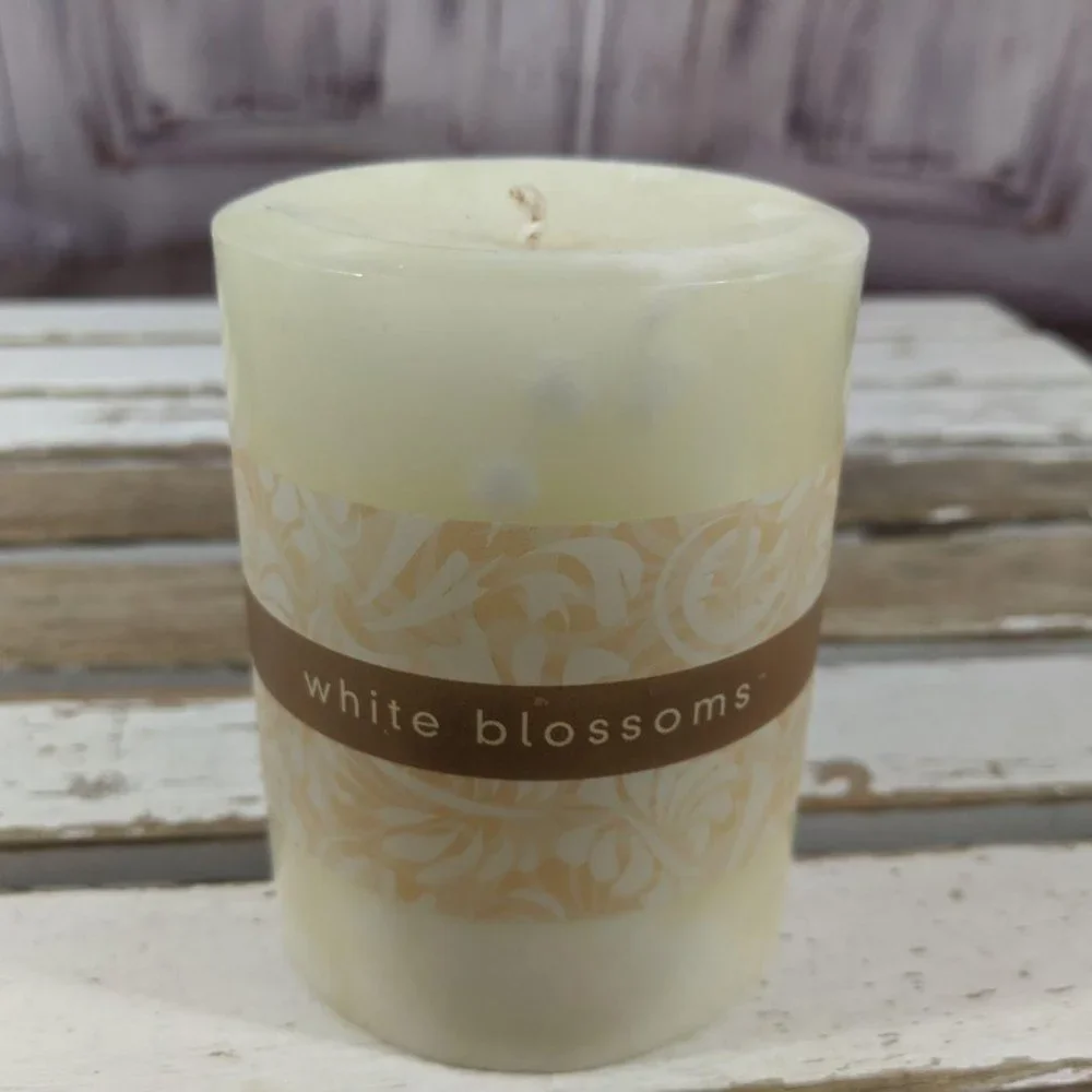Illuminations Scented White Blossom Candle Clay‎ Ar